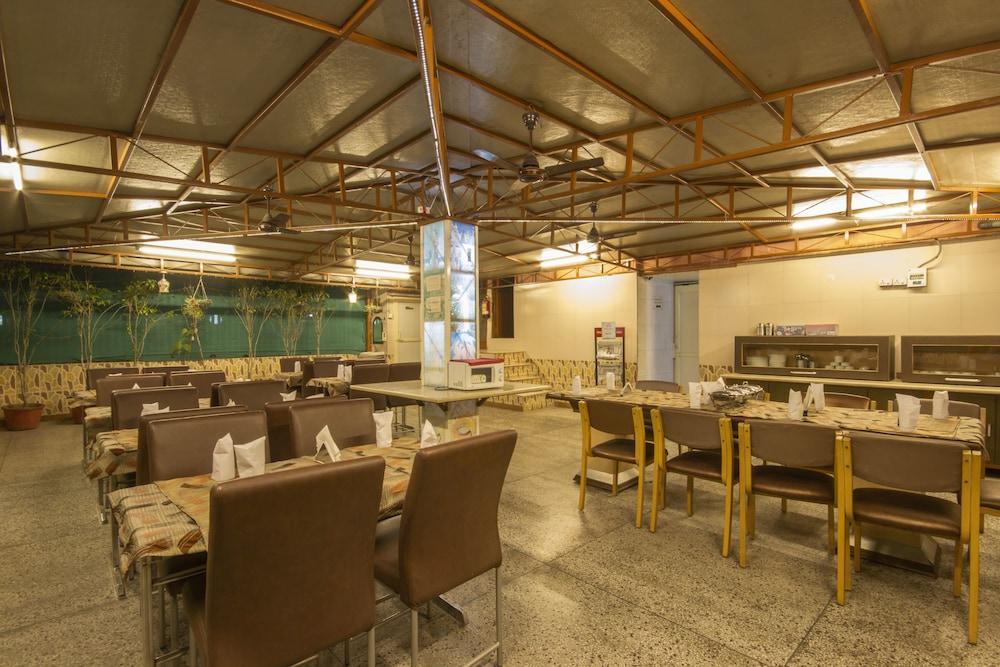 Hotel Grand Park Inn Delhi  Buitenkant foto