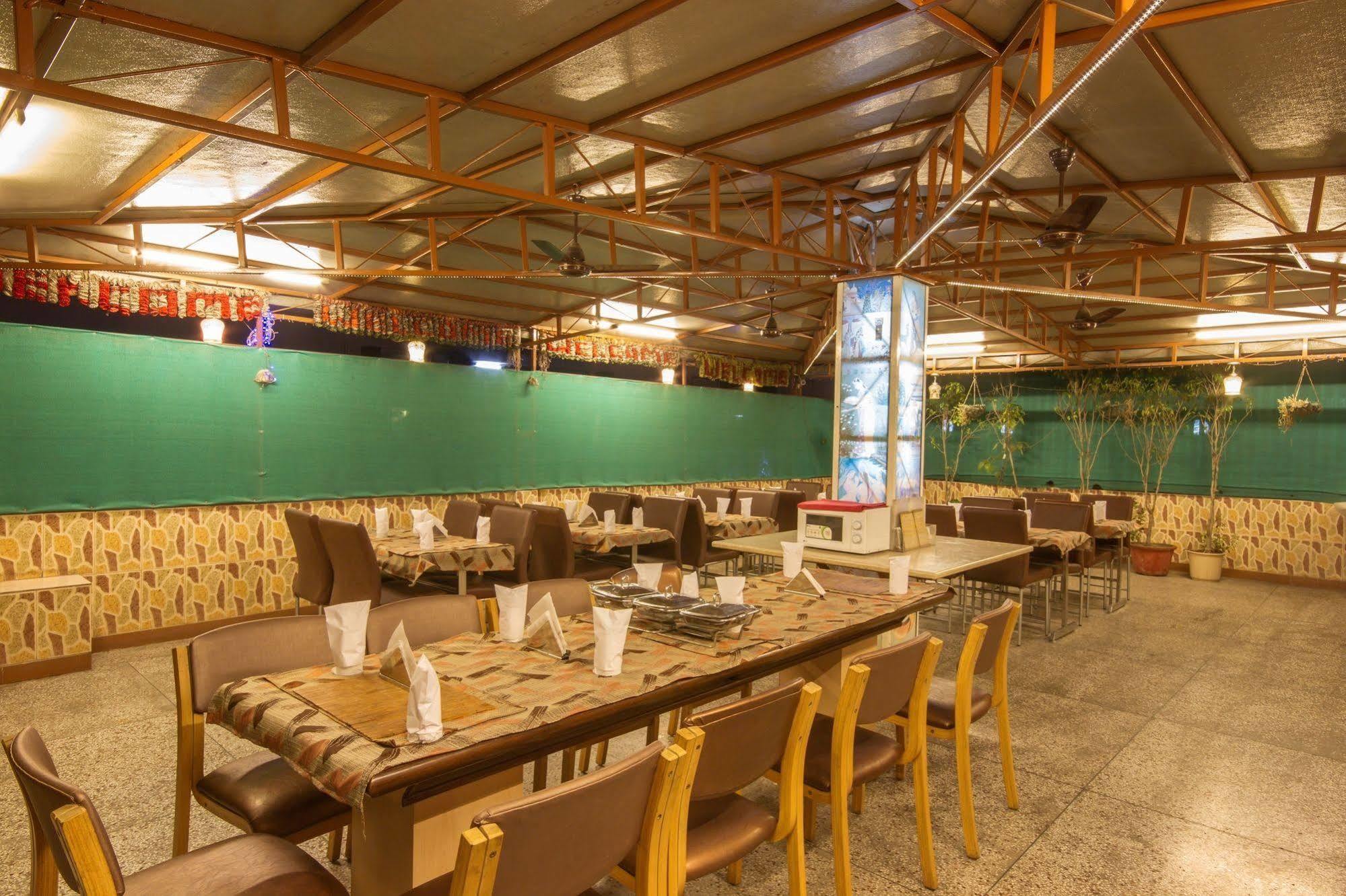 Hotel Grand Park Inn Delhi  Buitenkant foto