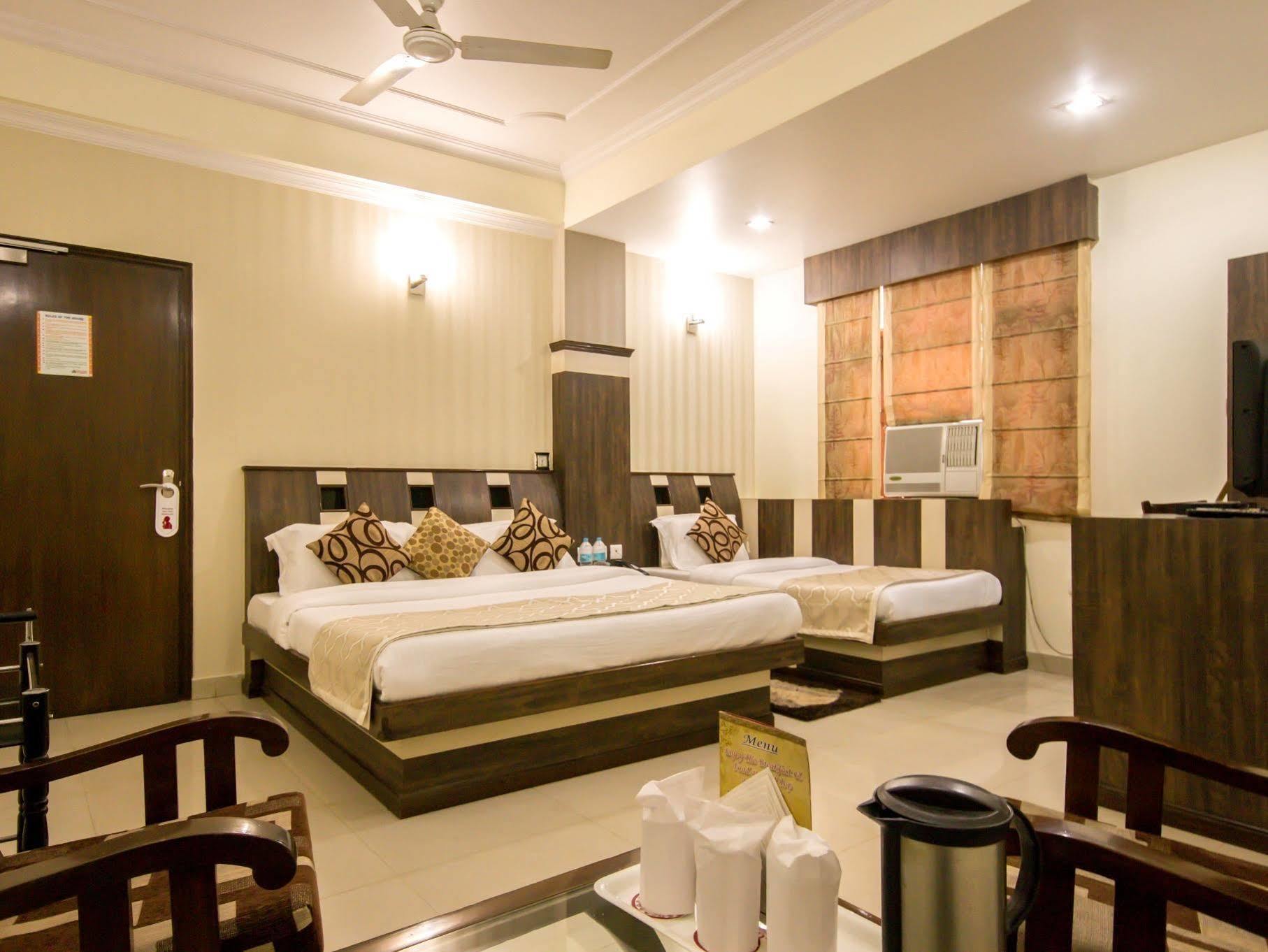 Hotel Grand Park Inn Delhi  Buitenkant foto