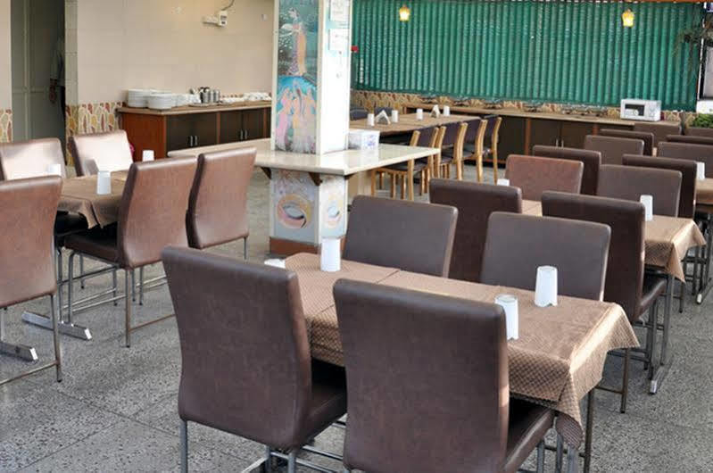 Hotel Grand Park Inn Delhi  Buitenkant foto